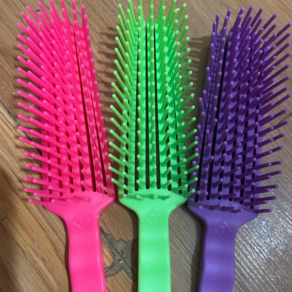 Tangle wrangler hair brush
